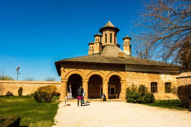 Bükreş, Romanya 2019. Güneşli bir günde Mogosoaia Sarayı'nda turistler.