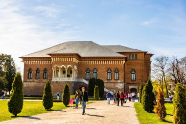 Bükreş, Romanya 2019. Güneşli bir günde Mogosoaia Sarayı'nda turistler.