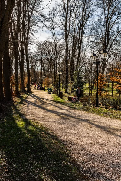 Бухарест, Румунія 2019. Люди, гуляючи на Сонячний, Весняний день в громадський парк Mogosoaia. — стокове фото