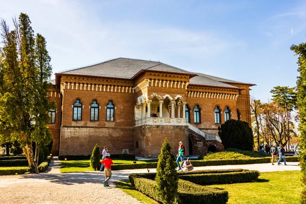 Bucharest, Romania 2019. Tourists at Mogosoaia Palace on a sunny day. — Stock Photo, Image