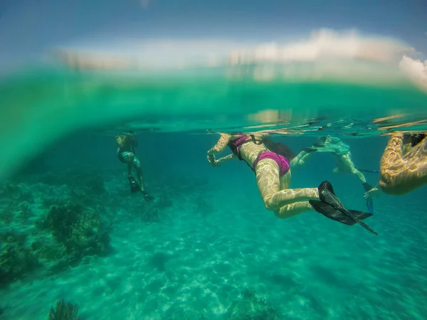 Buck Island, Caribe - 2019. Pessoas snorkeling em torno de Buck Island no Mar do Caribe . — Fotografia de Stock