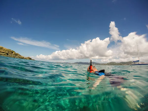 Buck Island, Caribe - 2019. Pessoas snorkeling em torno de Buck Island no Mar do Caribe . — Fotografia de Stock