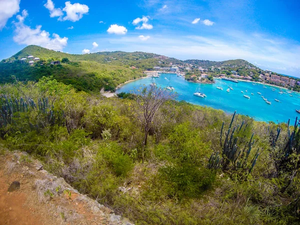 Panoramic görüntülemek Cruz Bay ana şehir Island of St. John USVI üzerinde Caribbean. — Stok fotoğraf