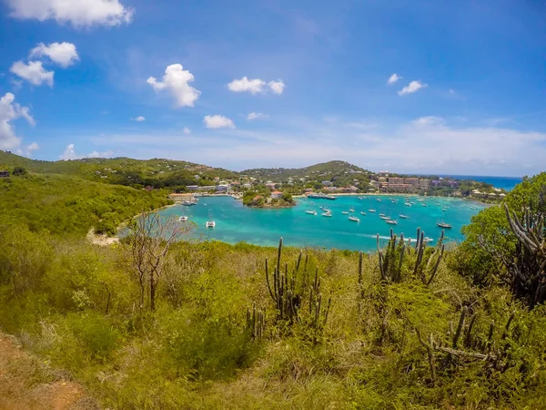 Vista panorámica de la bahía de Cruz la ciudad principal en la isla de St. John USVI, Caribe . — Foto de Stock