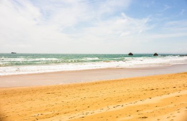 Kaya oluşumu sahilde Portimao, Portekiz.