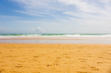 Kaya oluşumu Portimao, Portekiz sahilde. Algarve bölgesi