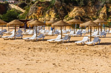 Şezlong ve şemsiye ile çarpıcı bir deniz okyanus manzara.