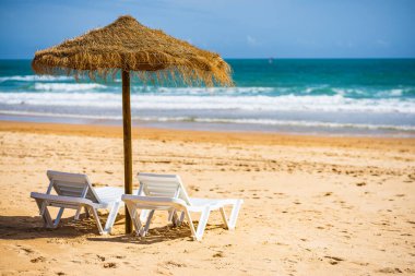 Şezlong ve şemsiye ile çarpıcı bir deniz okyanus manzara 