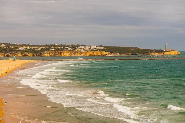 Узбережжі відкривається панорамний вид на пляж в Портімау, Португалія. Алгарве — стокове фото