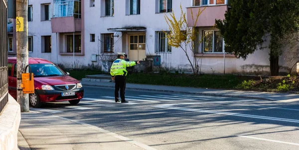 Тирговіште, Румунія - 2019. Офіцер поліції керувати рухом — стокове фото