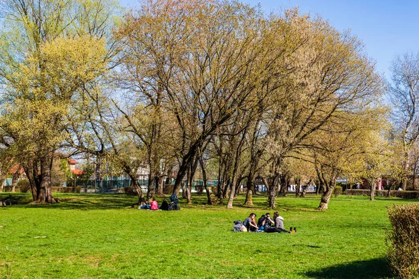 Targoviste, Rumunia - 2019. Grupa ludzi na trawie — Zdjęcie stockowe