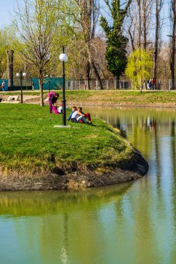 Targoviste, Romanya - 2019. Bir grup insan çimenlerin üzerinde