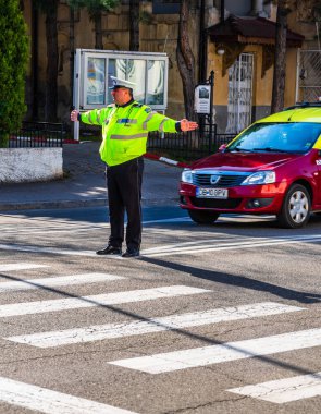 Targoviste, Romanya - 2019. Polis memuru Targoviste şehir içinde şehir Junction trafiği yönlendirerek.