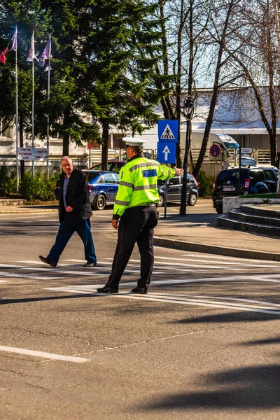 Targoviste, Rumania - 2019. Oficial de policía dirigiendo tráfico en cruce del centro de la ciudad de Targoviste . — Foto de Stock