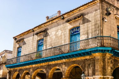 Havana, Küba'da katedral Meydanı eski bina cephe.