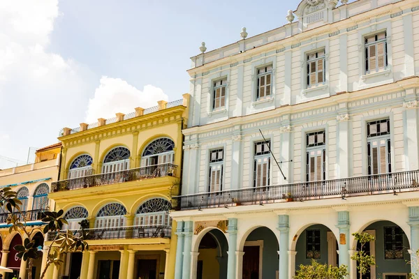 Fachada de antiguos edificios coloniales de la Plaza Central de La Habana , — Foto de Stock