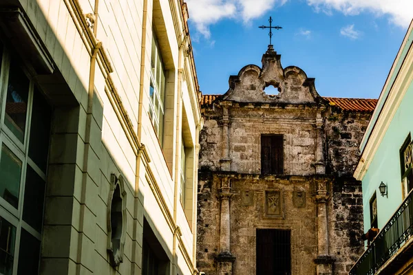 Facade of old colonial cathedral in Old Havana, Cuba. — Stock Photo, Image