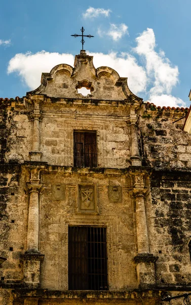Fassade der alten kolonialen Kathedrale in Havanna, Kuba. — Stockfoto