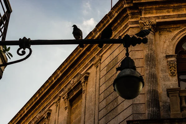 Fasad budynków starych kolonialnych od centralnego placu w Hawanie, — Zdjęcie stockowe