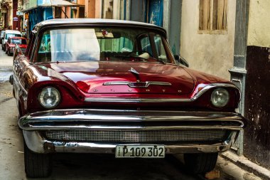 Havana, Küba - 2019. Eski sokaklarında Amerikan klasik araba 