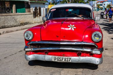 Havana, Küba - 2019. Sokaklarda Kırmızı klasik Amerikan araba 
