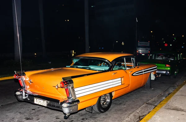 Havana, Kuba-2019. Americké klasické auto v ulicích starého — Stock fotografie