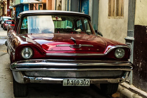 Havana, Cuba - 2019. Carro clássico americano nas ruas de Old — Fotografia de Stock