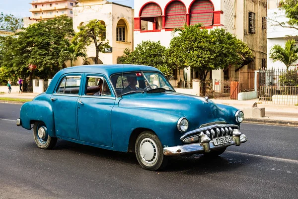 L'Avana, Cuba - 2019. American auto d'epoca per le strade del Vecchio — Foto Stock