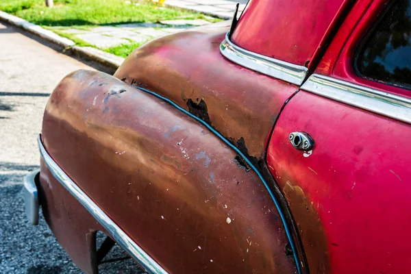 Rusty americano clássico carro estacionado na rua . — Fotografia de Stock