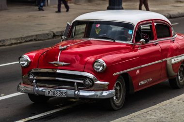 Havana, Küba - 2019. Sokaklarda Kırmızı klasik Amerikan araba 