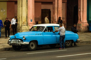 Havana, Küba - 2019. Kübalı onun vintage Americ kapısını openig