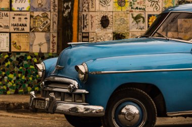 Havana, Küba - 2019. Mavi klasik Amerikan ca fotoğraf kadar Clouse