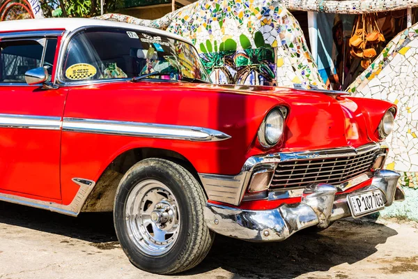 Havana, Kuba-2019. Červené klasické americké auto v ulicích — Stock fotografie