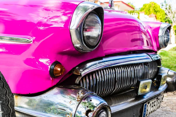 キューバのピンクのクラシックアメリカンカー — ストック写真