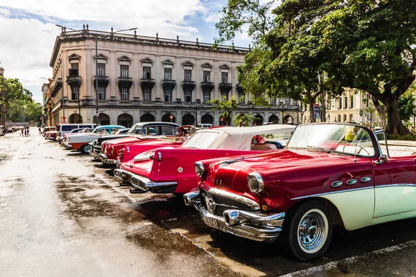 La Habana, Cuba - 2019. Coches clásicos americanos estacionados en las calles — Foto de Stock