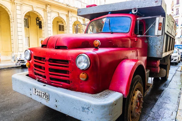 L'Avana, Cuba - 2019. Rosso classico camion americano per le strade o — Foto Stock