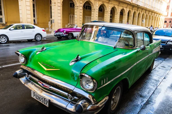 Havana, kuba - 2019. grüne klassische amerikanische auto auf den straßen o — Stockfoto