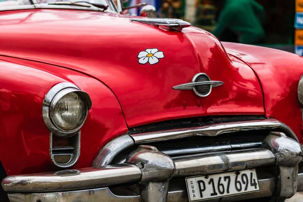 Havanna, Kuba-2019. Clouse fel fotó a piros klasszikus amerikai autó — Stock Fotó