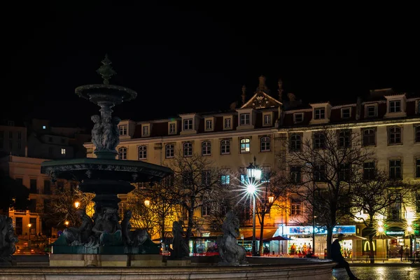 Lissabon, Portugal-2019. Fontän i Lissabons centrum på natten — Stockfoto