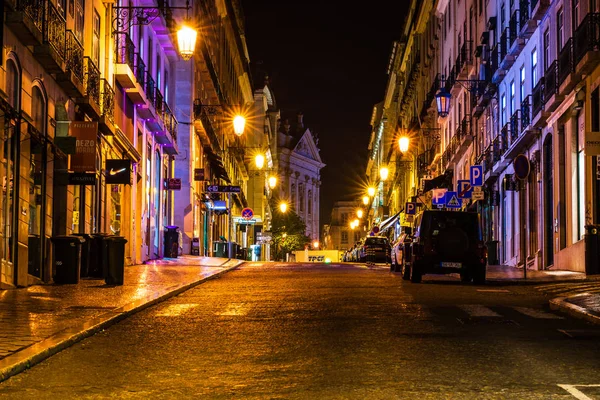 Lisszabon, Portugália-2019. Városi éjszakai jelenet. Régi európai városi megvilágítású utca éjjel. — Stock Fotó