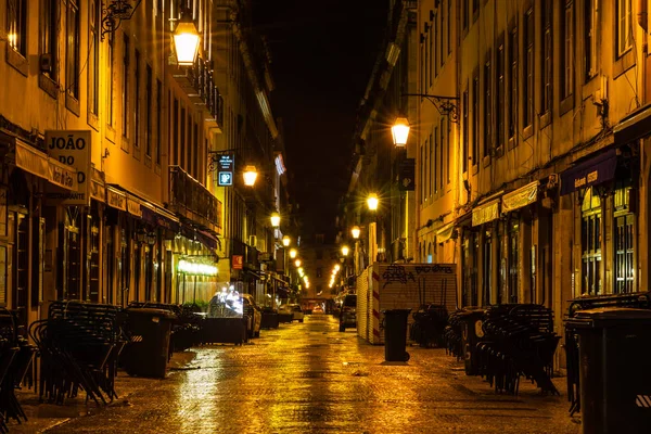 Lisszabon, Portugália-2019. Városi éjszakai jelenet. Régi európai városi megvilágítású utca éjjel. — Stock Fotó