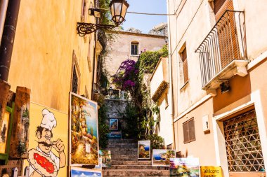 Taormina, İtalya - 2019. Ünlü turist in Sokak görünümü eski