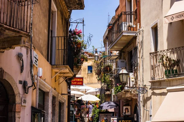 Taormina, Italien-2019. Corso Umberto, huvudgatan i histor iska — Stockfoto