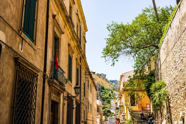 Taormina, Italien-2019. Turister som går på antik gatan med — Stockfoto