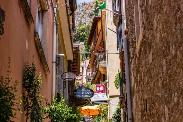 Taormina, Italien-2019. Corso Umberto, huvudgatan i histor iska — Stockfoto