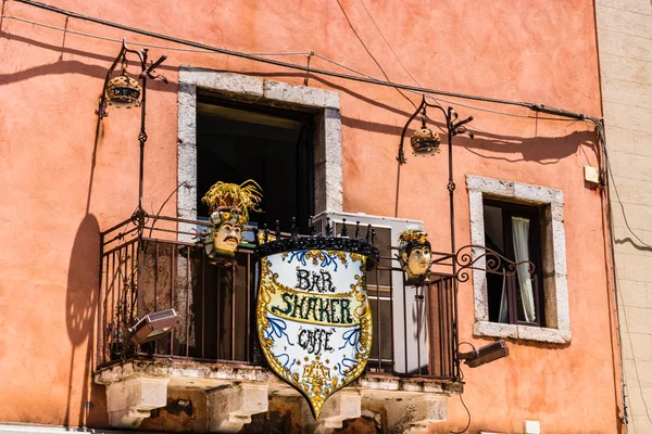 Taormina, Włochy-2019 w. Balkon starego budynku w starym — Zdjęcie stockowe