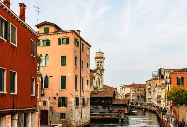 Venedik, İtalya - 2019. Venedik Kanalı ve yürüyüş turistlerin görünümü 