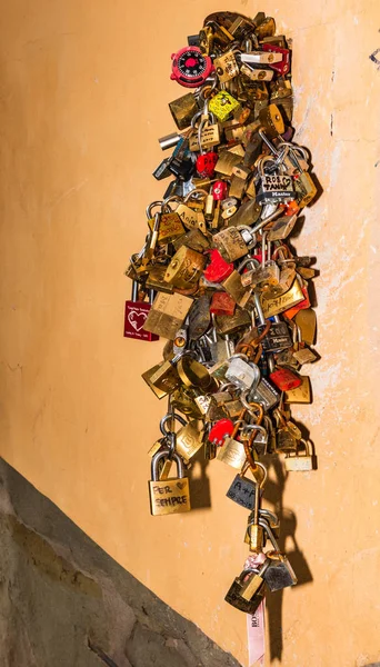 Firenze Italia 2019 Serrature Lasciate Dalle Coppie Sul Muro Del — Foto Stock