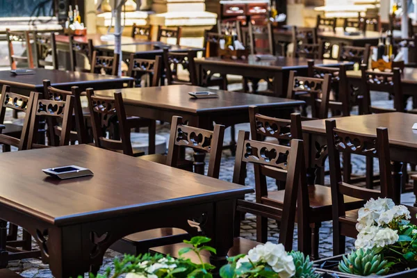 Lege tafels restaurant tafels in de Europese oude stad. — Stockfoto