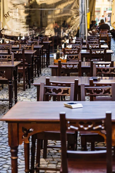 Üres asztalok éttermi asztalok az Európai óvárosban. — Stock Fotó